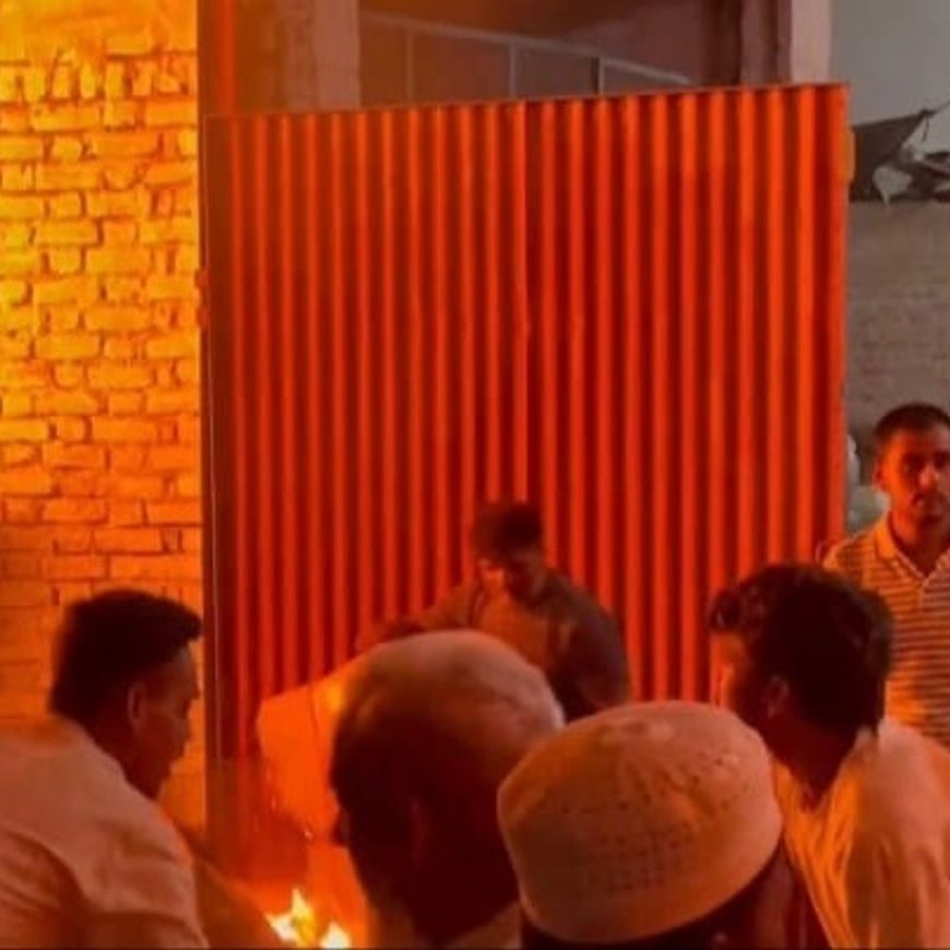 संभल में गत्ते के गोदाम में लगी आग:शॉर्ट सर्किट से हुआ हादसा, आधे घंटे में लोगों ने सबमर्सिबल के पानी से पाया काबू