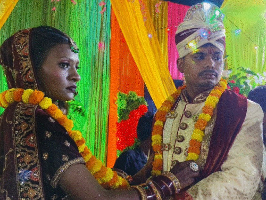 शादी के 11 दिन बाद दुल्हन फरार:सोनभद्र में प्रेमी पर लगा 3 लाख जुर्माना; पति बोला-किसी के साथ जाए, फर्क नहीं पड़ता