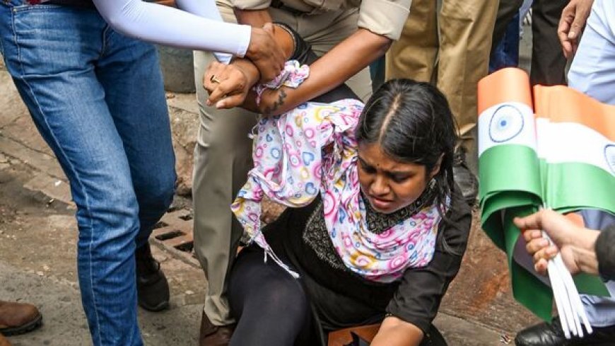 ‘পরীক্ষা দেব না,’ কাল থেকে জেলায় জেলায় চাকরিহারা শিক্ষকদের আন্দোলন