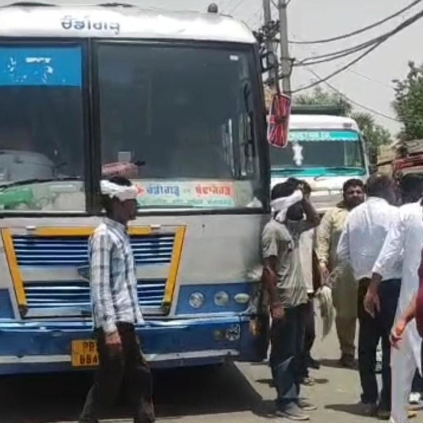 अबोहर में बाइक सवार ने बस ड्राइवर-कंडक्टर को पीटा:साथियों संग मिलकर घेरा, रोडवेज कर्मचारियों ने किया चक्का जाम, दो आरोपी गिरफ्तार