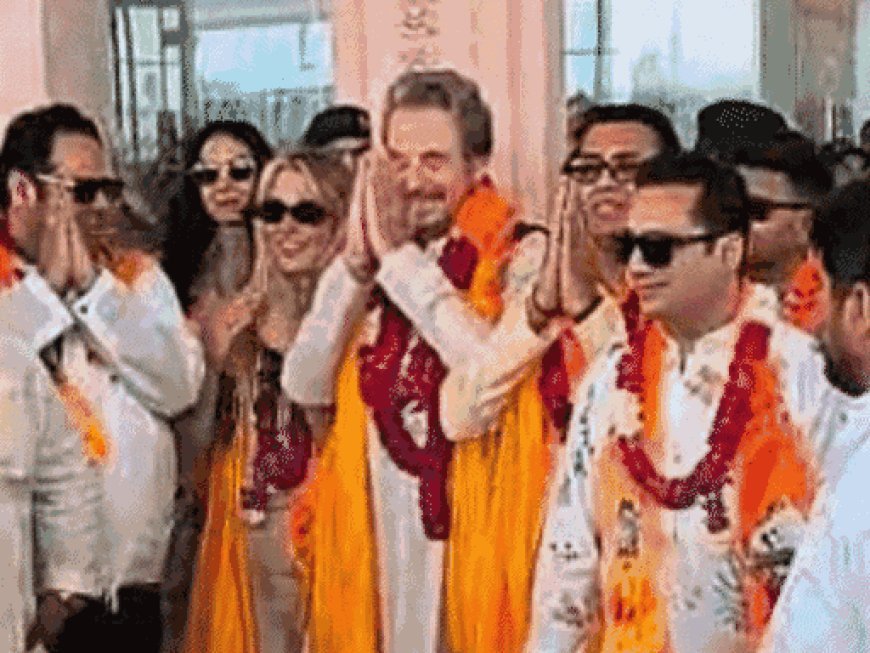 મસ્કના પિતા કુર્તા-પાયજામામાં અયોધ્યા પહોંચ્યા:હાથ જોડીને નમસ્કાર કર્યું; રામલલ્લા-હનુમાનગઢીના દર્શન કરશે