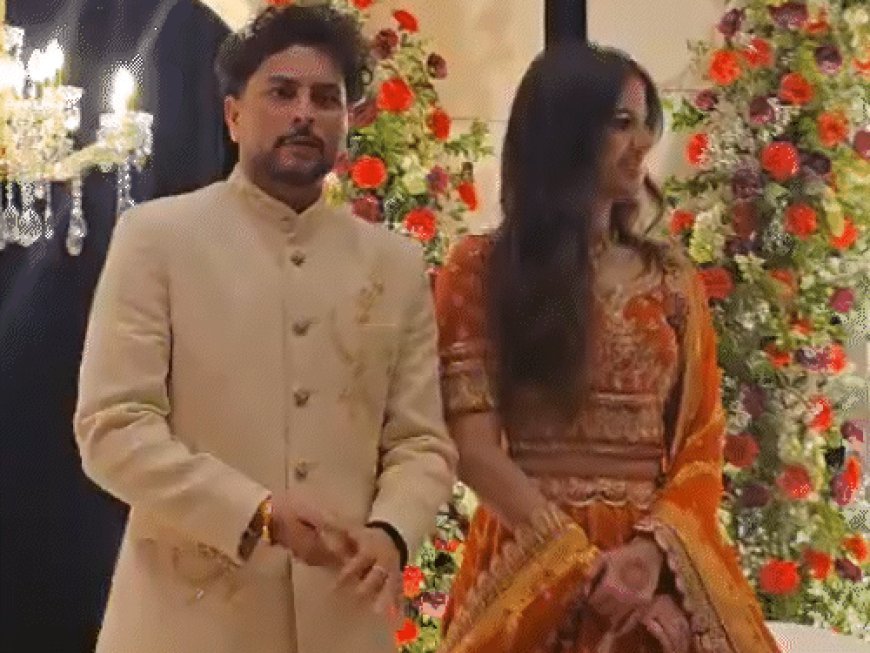 क्रिकेटपटू कुलदीपने कानपूरच्या वंशिकाशी साखरपुडा केला:लखनौच्या हॉटेलमध्ये पार पडला सोहळा, रिंकू सिंगही त्याच्या होणाऱ्या पत्नीसह पोहोचला
