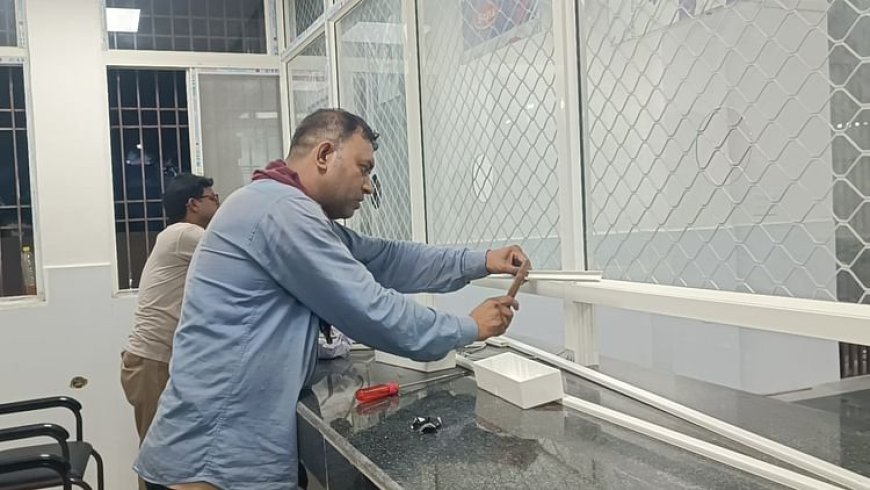 Bihar: स्वास्थ्य मंत्री के आगमन से पहले मॉडल अस्पताल को साफ करने का काम, सभी कमरों में लगाई जा रही कुर्सियां