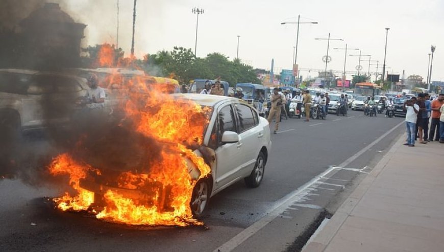 लखनऊ: चलती कार में लगी आग, तीन लोगों से कूदकर बचाई जान, इलाके में मचा हड़कंप; सड़क पर लगा जाम