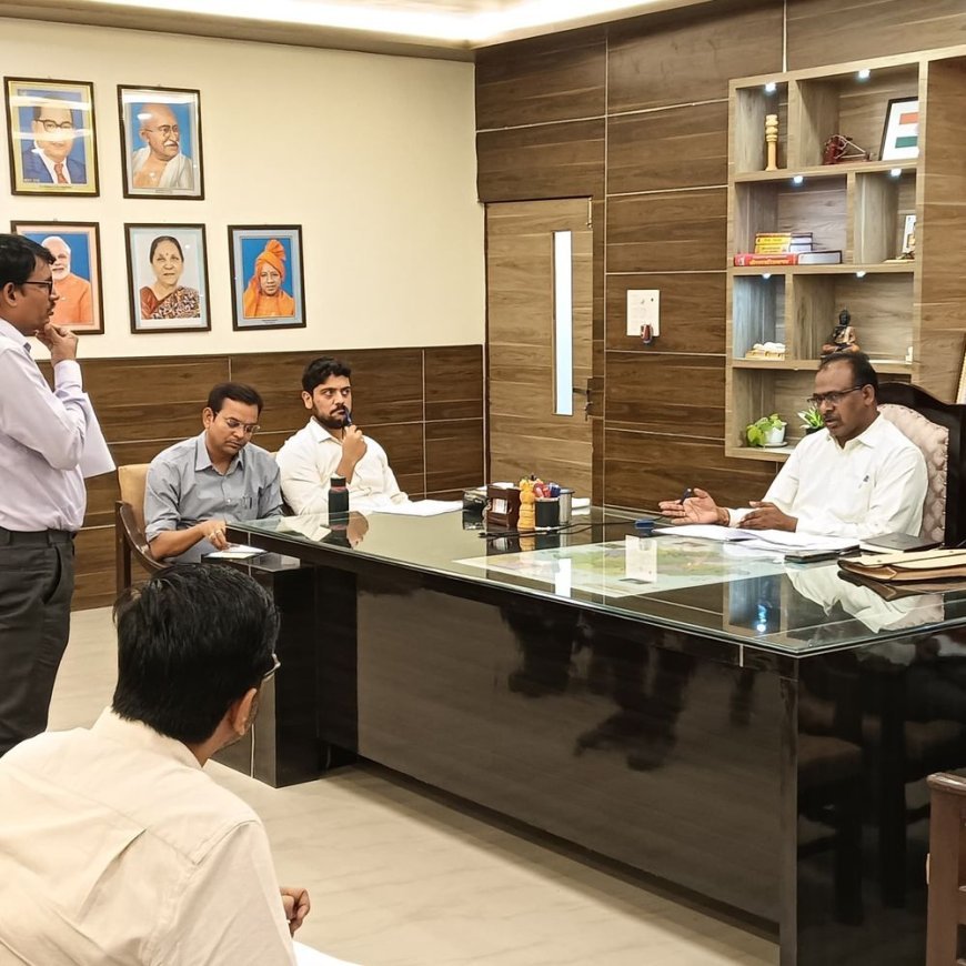 महराजगंज में सोशल सेक्टर योजनाओं की समीक्षा:डीएम ने अधिकारियों को दिए योजनाओं के प्रभावी क्रियान्वयन के निर्देश