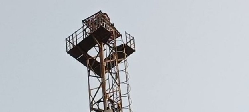 UP: टावर पर चढ़ा हनुमान भक्त नौशाद, चारपाई डालकर ऊपर ही सो गया...वजह जान रह जाएंगे हैरान