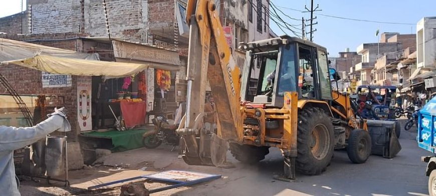 Agra: रुई की मंडी चौराहे से रामनगर पुलिया तक चलेगा अतिक्रमण हटाओ अभियान, नगर निगम ने तैयार किया बुलडोजर