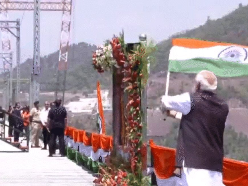 पीएम ने तिरंगा दिखाकर चिनाब आर्च ब्रिज का उद्घाटन किया:कटरा-श्रीनगर वंदे भारत को हरी झंडी दिखाई, कश्मीर तक चलने वाली पहली ट्रेन