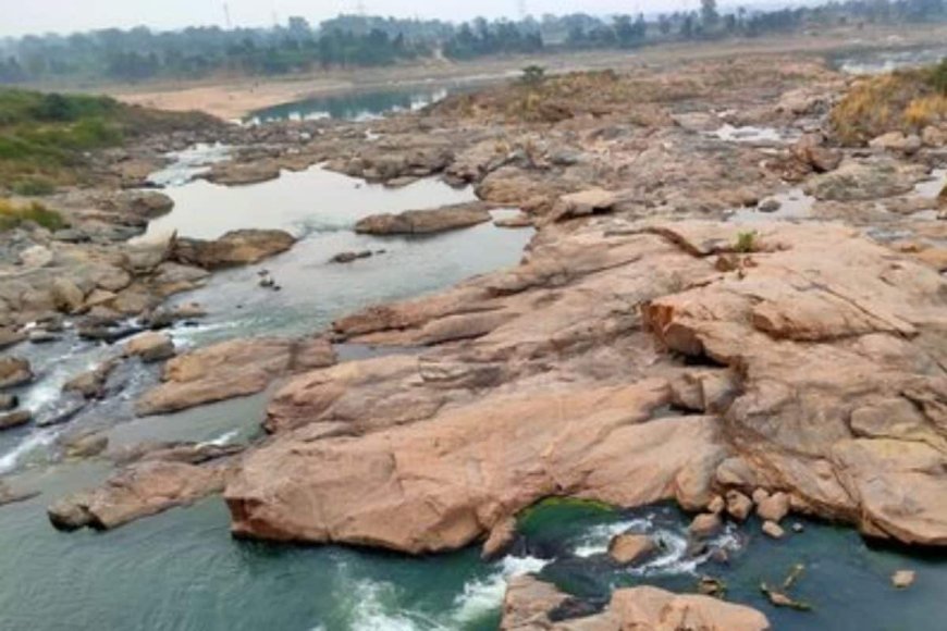 वो नदी, जहां पानी से ज्यादा बहता है खून! चट्टानों पर यूं बहती है लाल धार