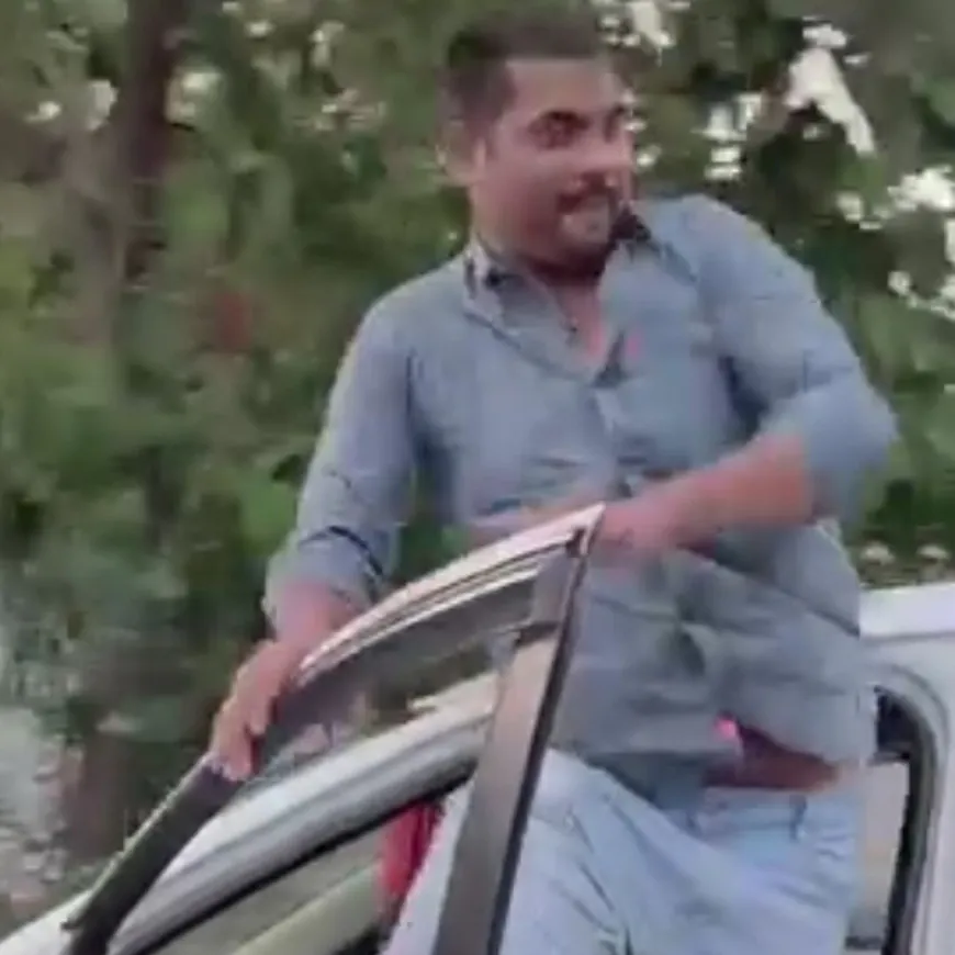 चलती गाड़ी पर खतरनाक स्टंट करते युवक का वीडियो वायरल:लखनऊ में इकाना स्टेडियम के पास गाड़ी की छत पर चढ़कर रील बनाई, तीन बार गिरते-गिरते बचा
