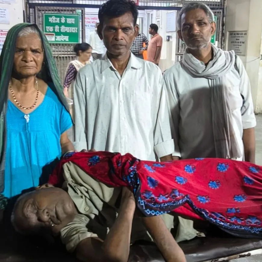 आगरा बारिश का पानी घर में भरा, बुजुर्ग की मौत:चारपाई पर सो रहे बुजुर्ग पानी में गिरने के बाद नहीं उठे