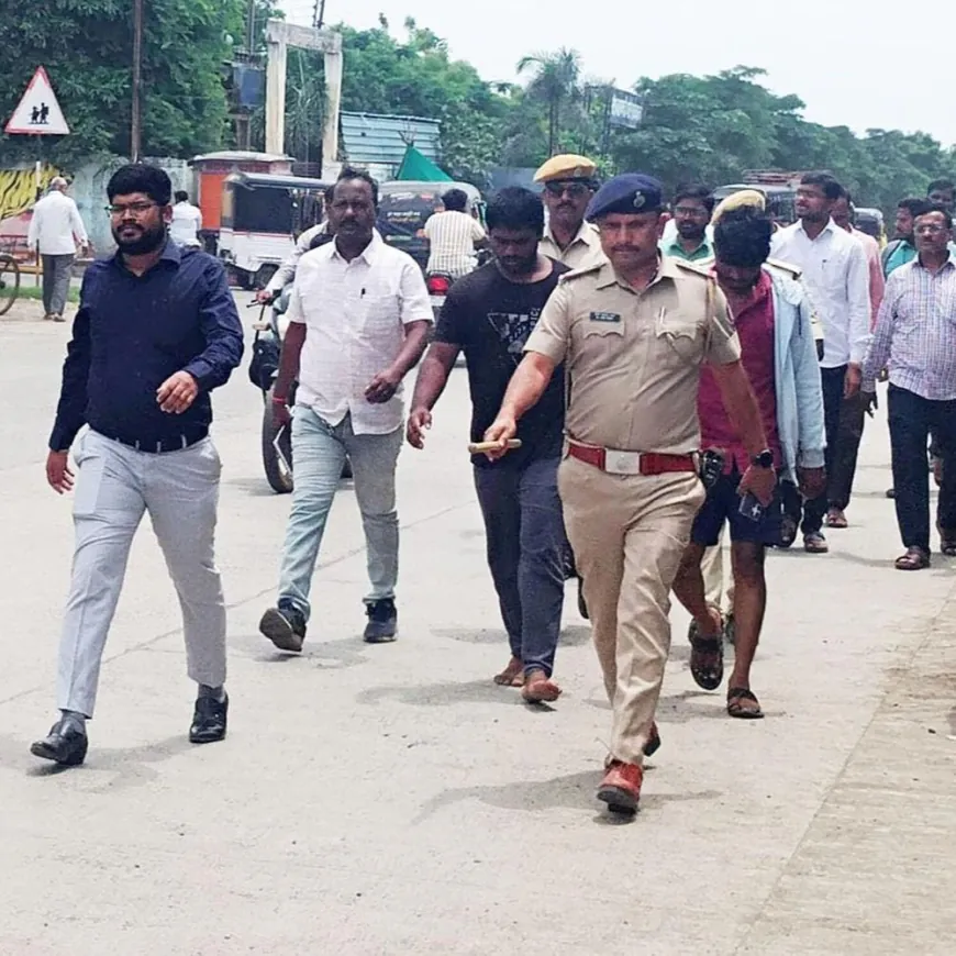 ग्राम महसूल अधिकाऱ्याला मारहाण:हिंगोलीच्या भानखेडा शिवारातील घटना, दोघे अटकेत; वाहन खराब झाल्याने पोलिसांनी पायी फिरवले