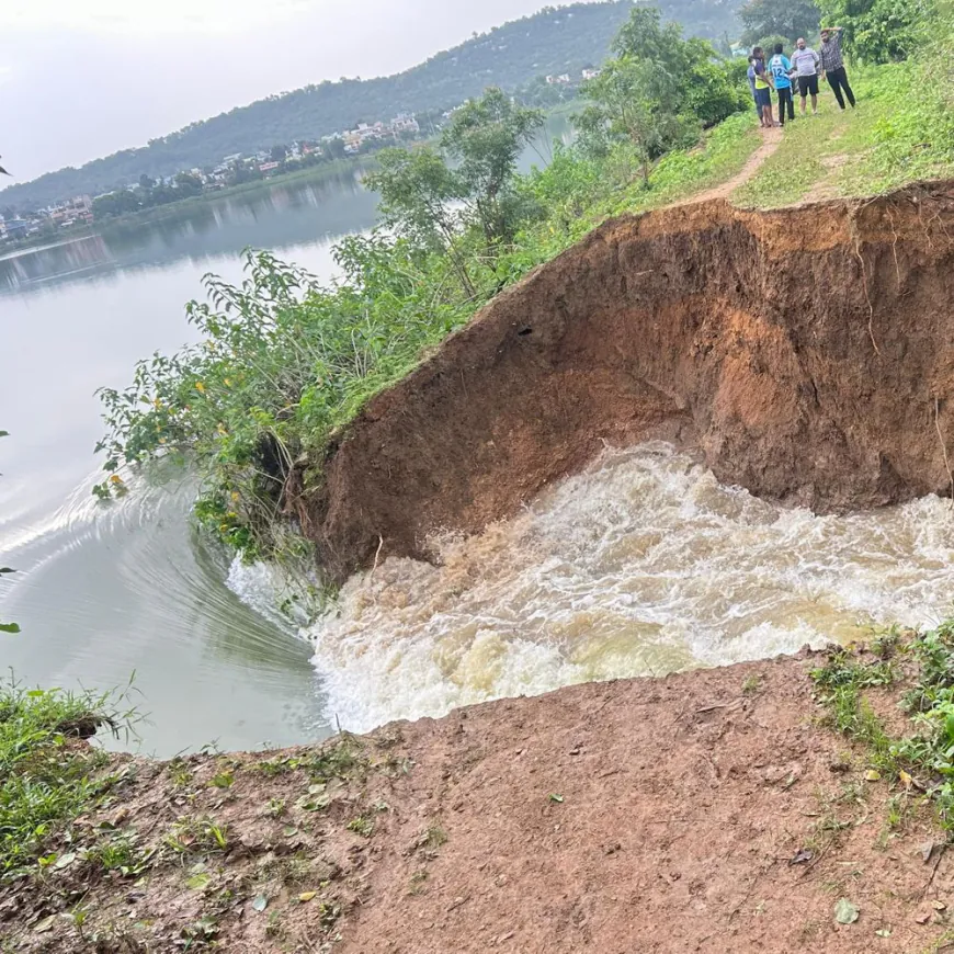 साकोलीतील तलावाची पार फुटली:450 एकरातील शेती जलमय, महामार्ग ठप्प, प्रशासनावर हलगर्जीपणाचा गंभीर आरोप
