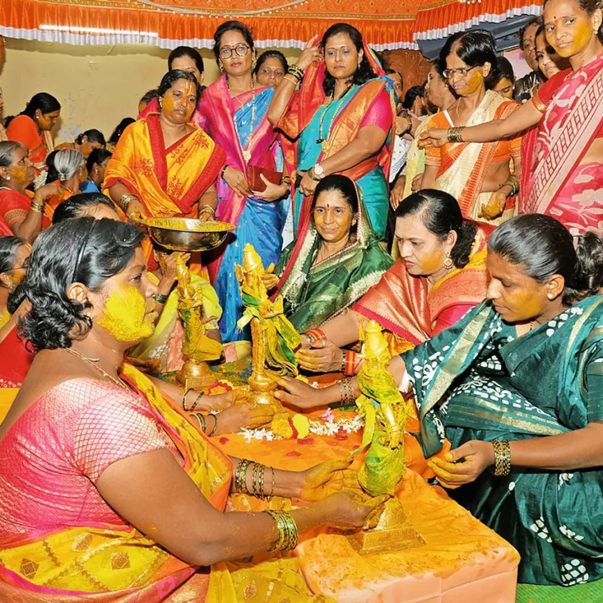 श्री व्यंकटेशा रमणा गोविंदाच्या जय घोषात बालाजी मूर्तीची मिरवणूक:श्री व्यंकटेश वरला कल्याणमनिमित्त बालाजी व पद्मावती,लक्ष्मी यांना सामुदायिक लावली हळद