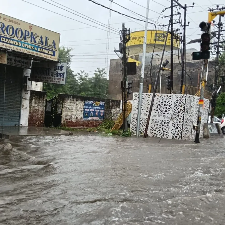 लगातार बारिश से कानपुर बना टापू, देखें तस्वीरों में हाल:राहगीर वाहनों में धक्का लगाते दिखे तो कई जगहों पर दुकानों के अंदर तक भरा पानी