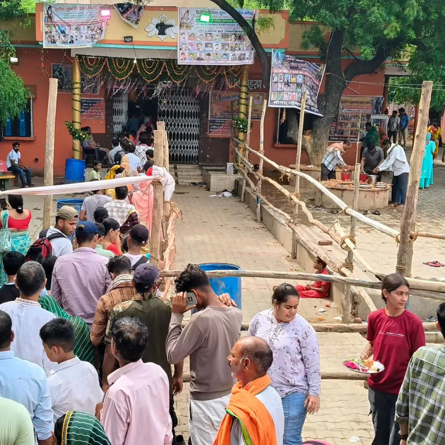 सावन के अंतिम सोमवार पर शिव मंदिरों में उमड़ी भीड़:मथुरा के 'चिंता हरण महादेव मंदिर' में भक्तों ने किया जलाभिषेक