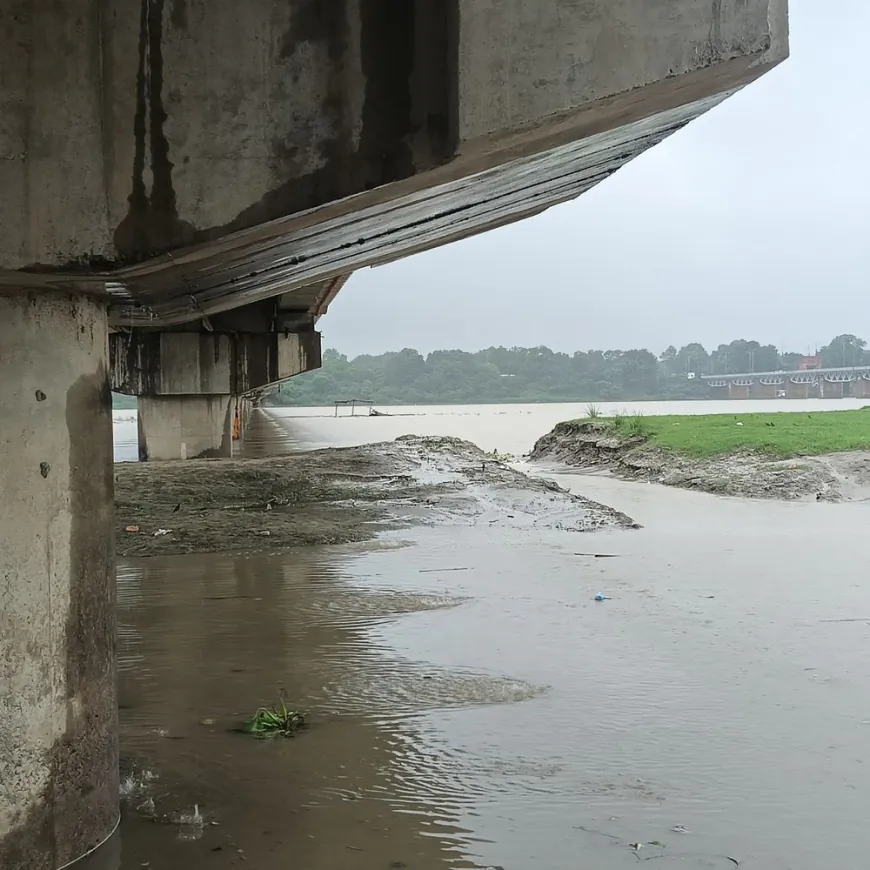 गंगा का जलस्तर 3 दिन में 38 सेंटीमीटर बढ़ा:चेतावनी स्तर से महज 1.02 मीटर नीचे, तटीय इलाकों में बाढ़ का खतरा