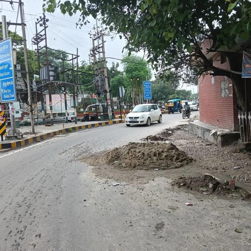 रोड पर रेत-बजरी के ढेर, हादसों को बुलावा