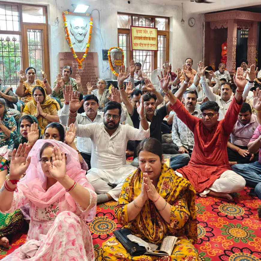 प्राचीन शिव मंदिर में मां त्रिपुरमालिनी चालीसा व शिव अमृतवाणी पाठ किया