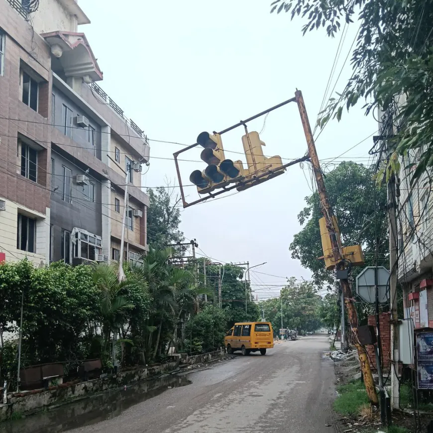 अर्बन एस्टेट में खतरा बना ट्रैफिक सिग्नल