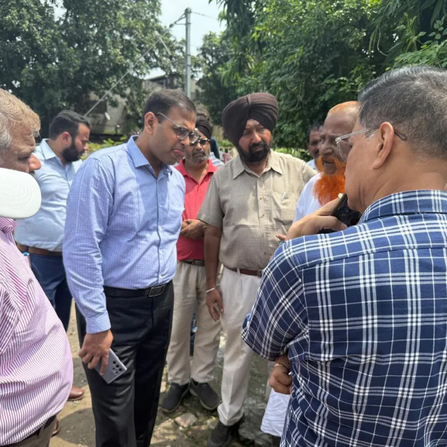 तीन वर्षों से गाजी गुल्ला और प्रभातनगर में सीवर जाम, जायजा लेने पहुंचे कमिश्नर