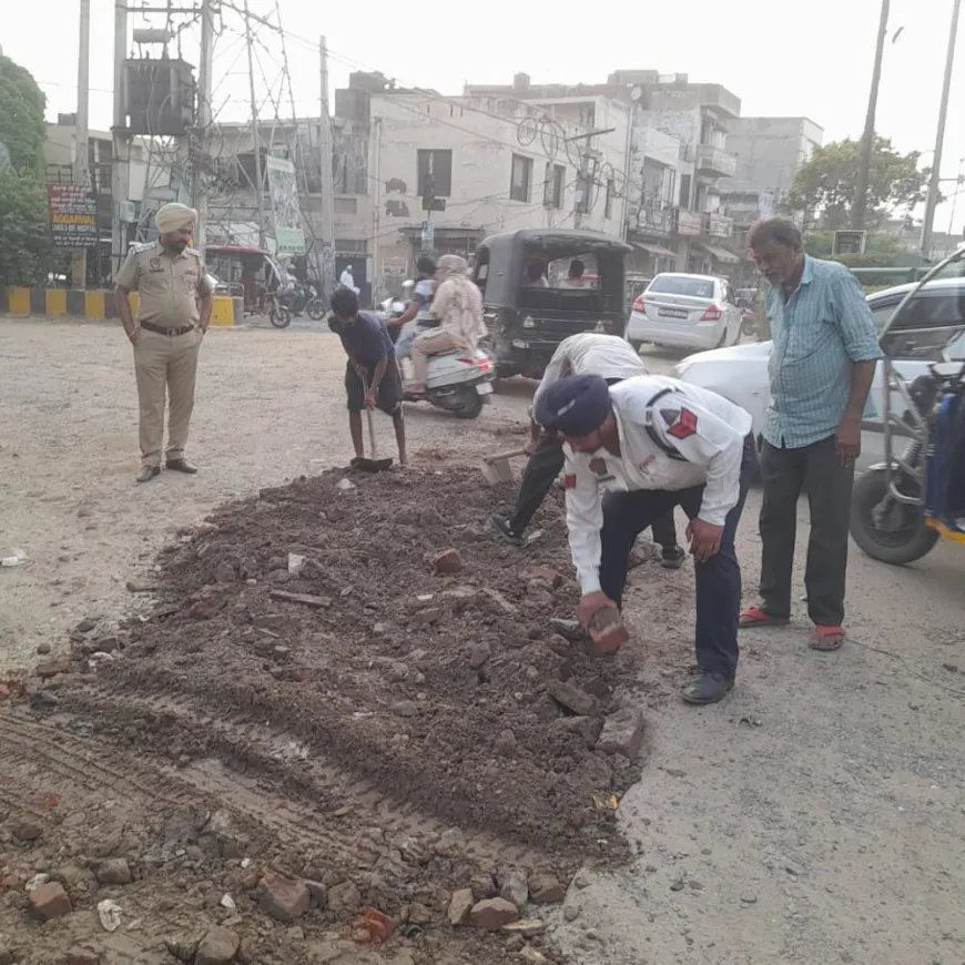 सरफेस वाटर प्रोजेक्ट में क्षतिग्रस्त सड़क पर ट्रैफिक पुलिस ने भरे गड्ढे