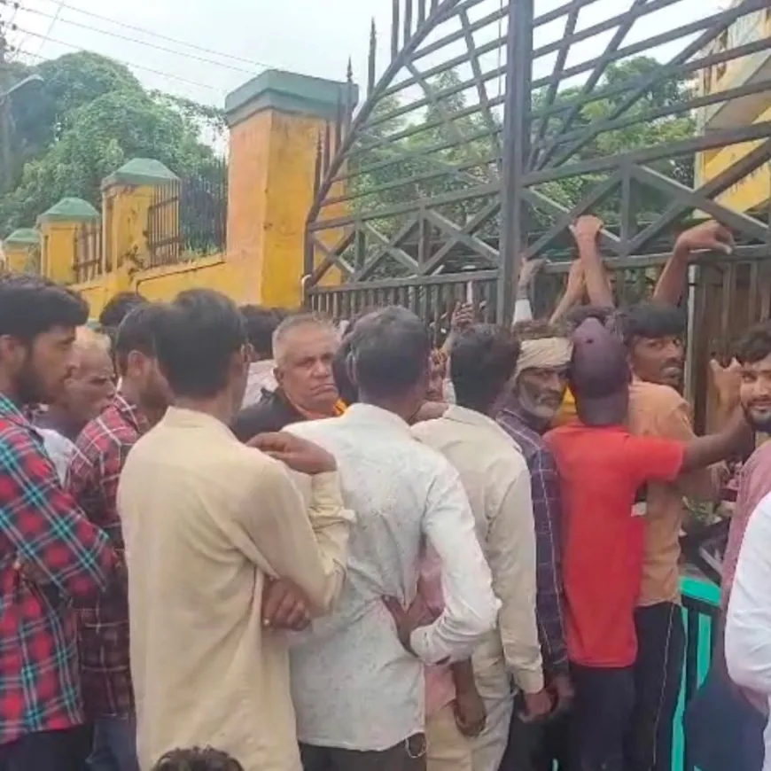 बाराबंकी में गहराया खाद संकट:धान की रोपाई के बाद यूरिया के लिए भटक रहे किसान, लग रही लंबी लाइन