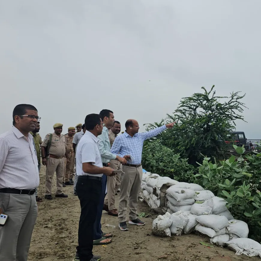 राप्ती नदी का जलस्तर बढ़ने से कटान शुरू:डीएम ने तटबंधों का निरीक्षण कर अधिकारियों को दिए आवश्यक निर्देश
