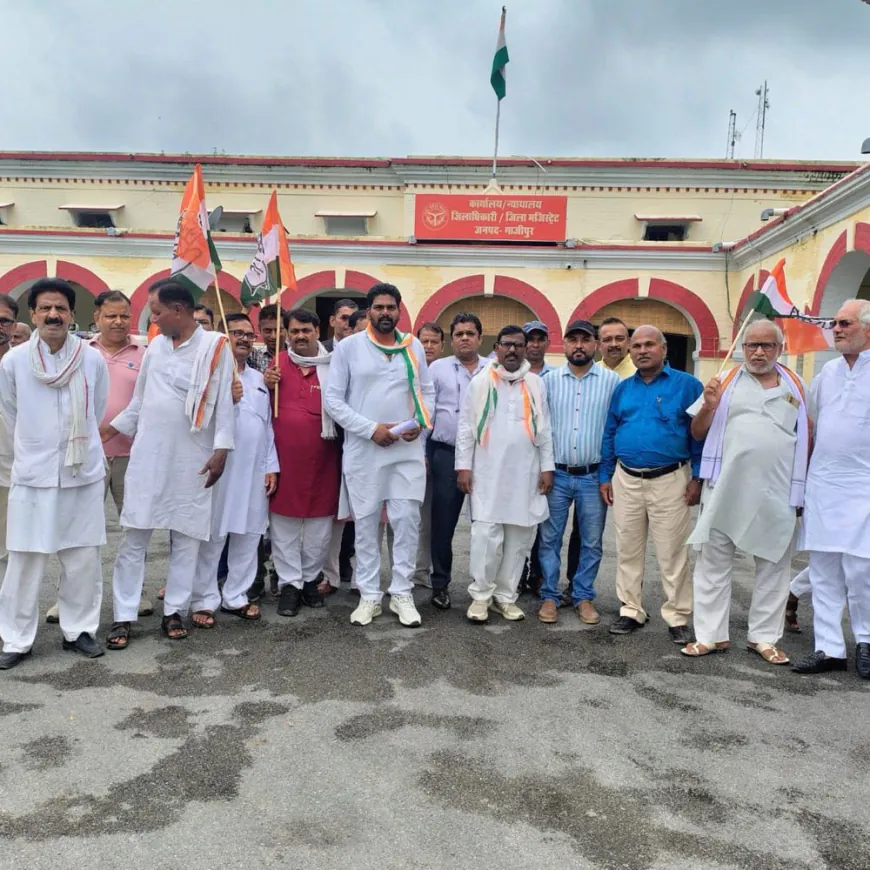 गाजीपुर में बाढ़ पीड़ितों के लिए कांग्रेसियों ने किया प्रदर्शन:राज्यपाल के नाम डीएम को सौंपा ज्ञापन, प्रशासनिक लापरवाही पर जताया विरोध