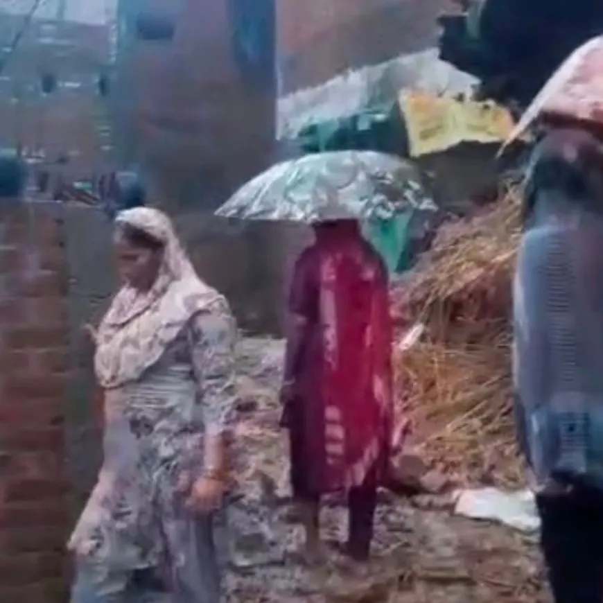 बिजनौर में बारिश से गिरा कच्चा मकान:मलबे में दबी तीन बहनें, 3 साल की बच्ची की मौत, दो घायल
