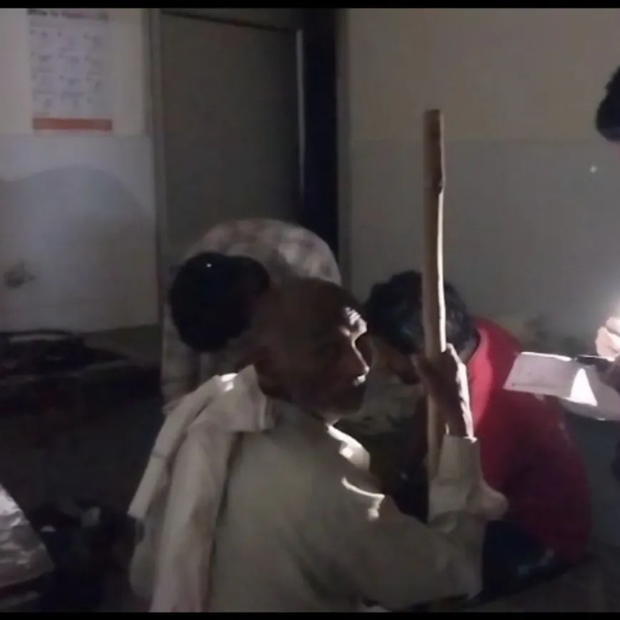 शामली के जिला अस्पताल में टॉर्च की रोशनी में इलाज,VIDEO:एक्स-रे रूम में छाया अंधेरा तो लोगों ने फ्लैश लाइट जलाई, जांच के आदेश