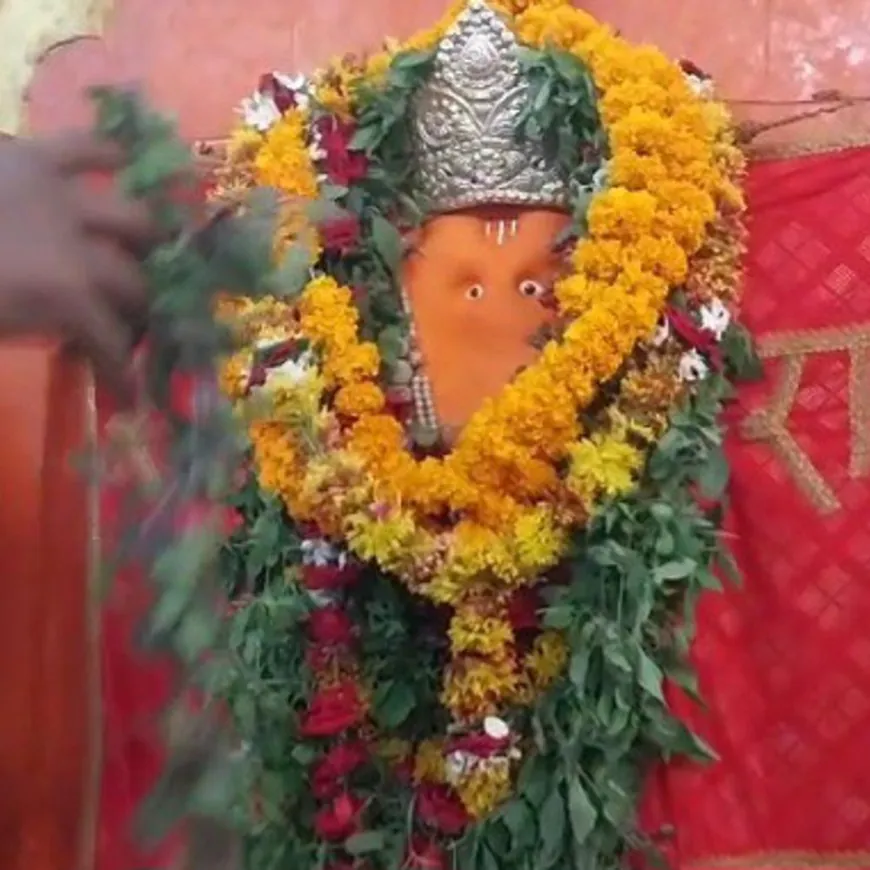 भदोही में हनुमान जी मंदिर पर लगी श्रद्धालुओं की भीड़:चकवा और जंगीगंज महावीर मंदिर में उमड़ी भीड़, विशाल मेले का आयोजन
