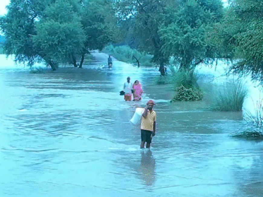 गाजीपुर में गंगा की बाढ़ में डूबे गांव, ड्रोन VIDEO:अब तक 57 गांवों में पानी घुसा, सड़कों पर चल रही नाव; खेत भी पानी-पानी