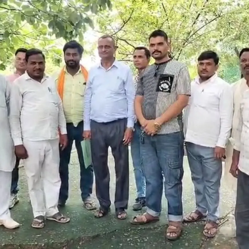 महोबा में गौशालाओं के लिए भूसा टेंडर पर विवाद:94 ग्राम पंचायतों के प्रधानों ने डीएम को सौंपा ज्ञापन, ब्लॉक स्तर के टेंडर को बताया अव्यवहारिक