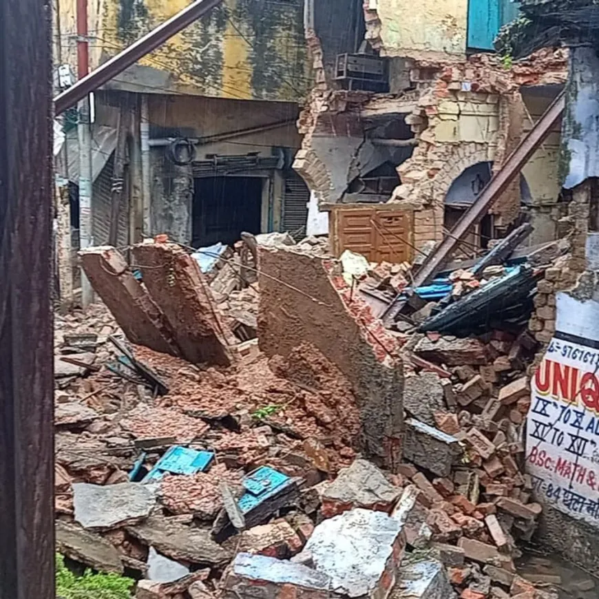 बरेली में बारिश से 90 साल पुरानी बिल्डिंग गिरी:बहेड़ी में सड़कें बनी तालाब, आंवला के CHC में भरा पानी, देखें तस्वीरें