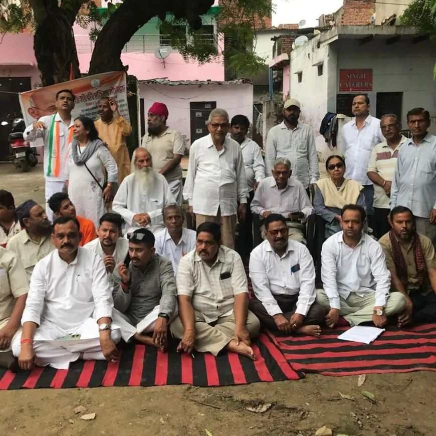 आगरा में कांग्रेस ने किया पैदल मार्च:जलभराव के खिलाफ जताया विरोध, गांधी प्रतिमा की मरम्मत की मांग