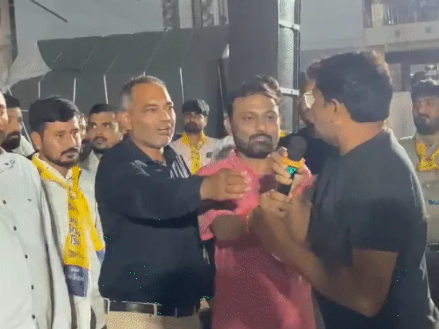 केजरीवालांवर प्रश्न विचारल्याने तरुणाला मारहाण:गुजरात आप प्रदेशाध्यक्षांच्या सभेत घटना, भाषणादरम्यान तरुण स्टेजवर आला होता