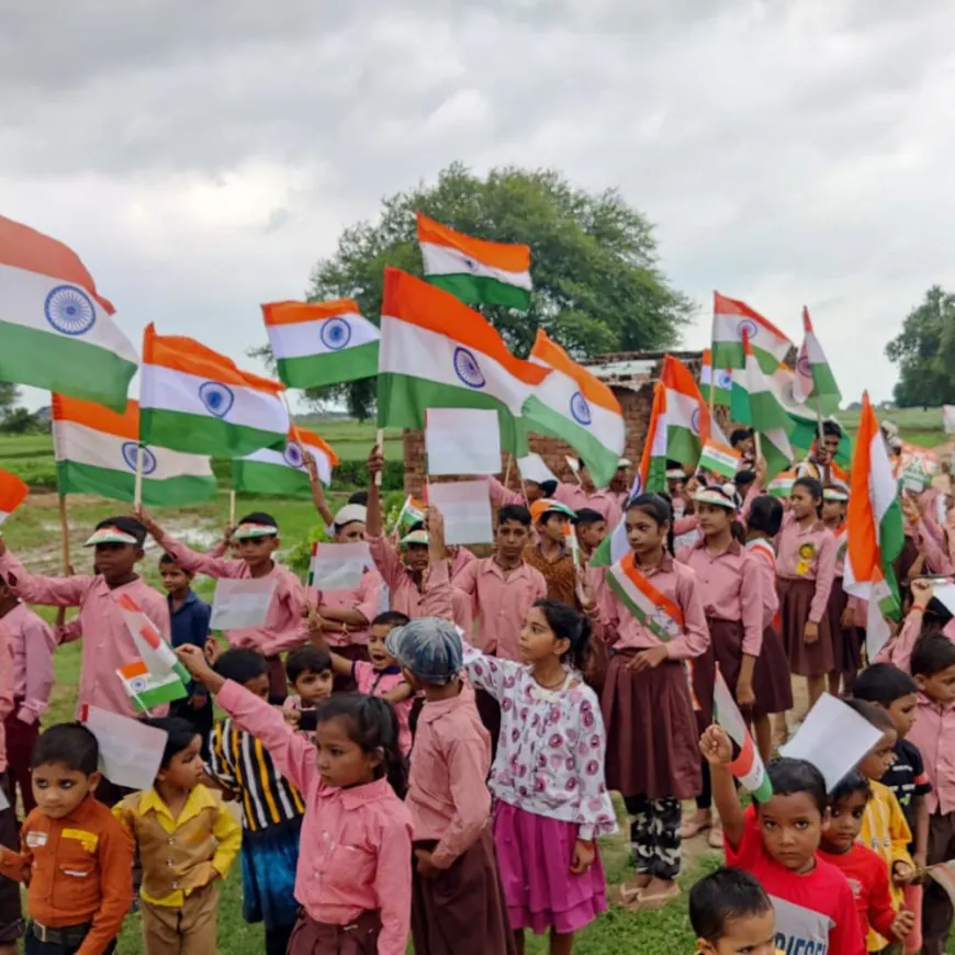 हर घर तिरंगा अभियान के तहत स्टूडेंट्स ने निकाली रैली:हाथों में तिरंगा लेकर निकले बच्चे, देशभक्ति के नारों से गूंजे विद्यालय