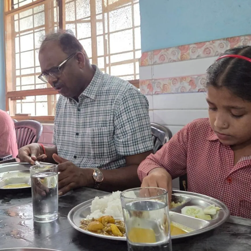 डीएम ने बच्चों के साथ खाया मिड-डे मील:सरकारी स्कूल में साफ-सफाई का भी लिया जायजा, दौरा करने पहुंचे थे