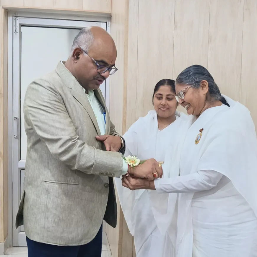 रक्षाबंधन से पूर्व ब्रह्माकुमारी बहनों ने जिलाधिकारी को बांधा रक्षासूत्र:दादी दुलारी सहित बहनों ने दिया आध्यात्मिकता का संदेश, अधिकारियों ने जताया आभार
