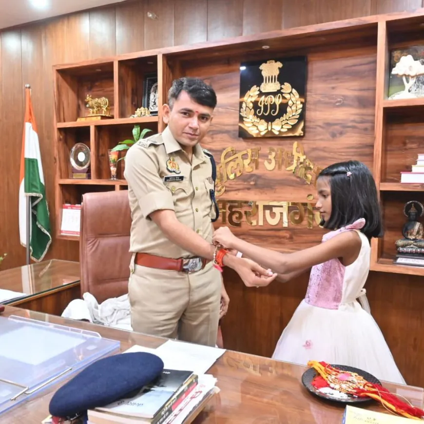 रक्षाबंधन के पहले महराजगंज में भावुक दृश्य:स्कूली छात्राओं ने पुलिस अधीक्षक को बांधी राखी, एसपी ने दिए उपहार और आशीर्वाद