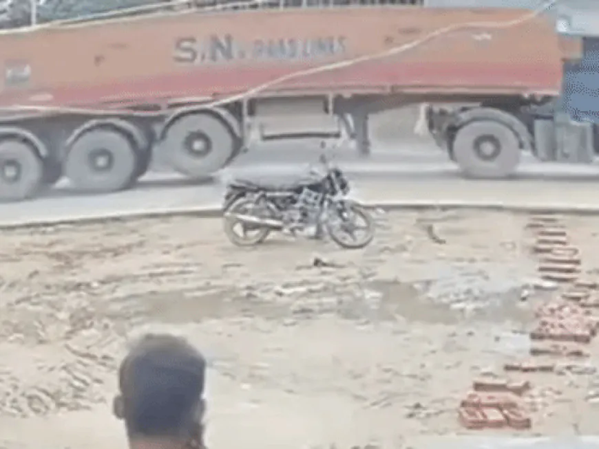 गोरखपुर में दो ट्रेलरों के बीच दबी बोलेरो-VIDEO:महराजगंज चौराहे पर सड़क हादसा, चालक समेत दो की बची जान