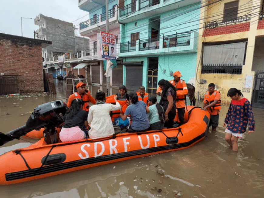 प्रयागराज के शहरी इलाकों में चल रहीं नावें:नहीं थमा गंगा-यमुना का उफान, 40 गांवों में कई दिनों से अंधेरा