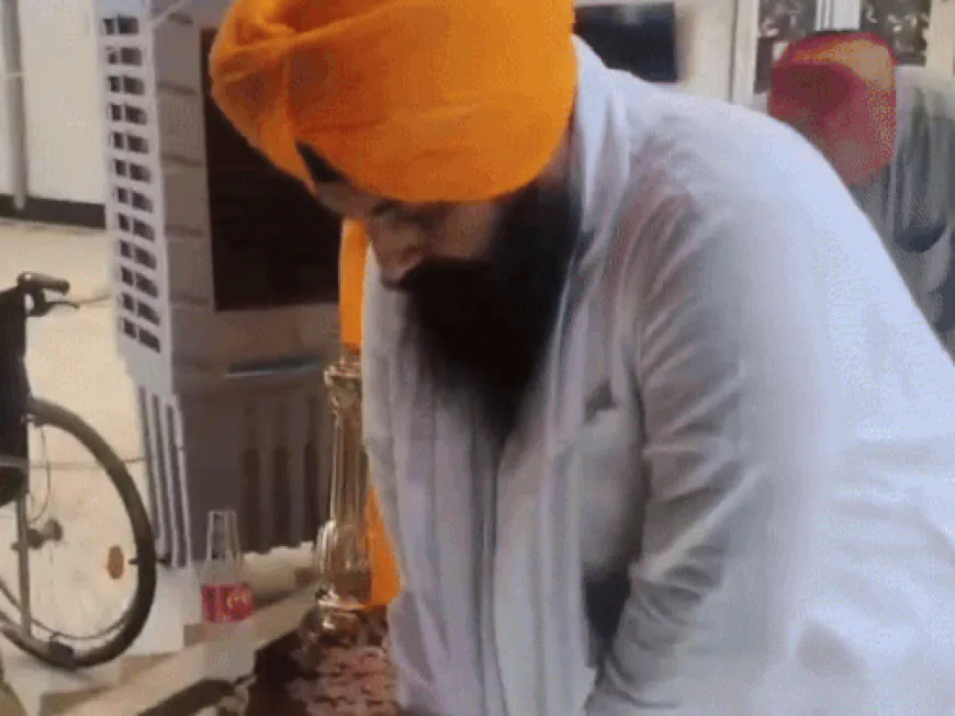 मंत्री बैंस ने शीशगंज गुरुद्वारा साहिब में जूते किए साफ:श्री अकाल तख्त की सजा पूरी करने पहुंचे दिल्ली; शहीदी समारोह में कराया था नाच-गाना