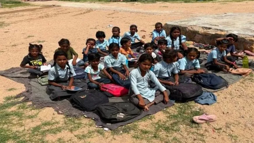 Rajasthan News: टीन शेड में चल रही बेटियों की पढ़ाई, जर्जर स्कूल भवन बना खतरा, पढ़ाई छोड़ने को मजबूर छात्राएं