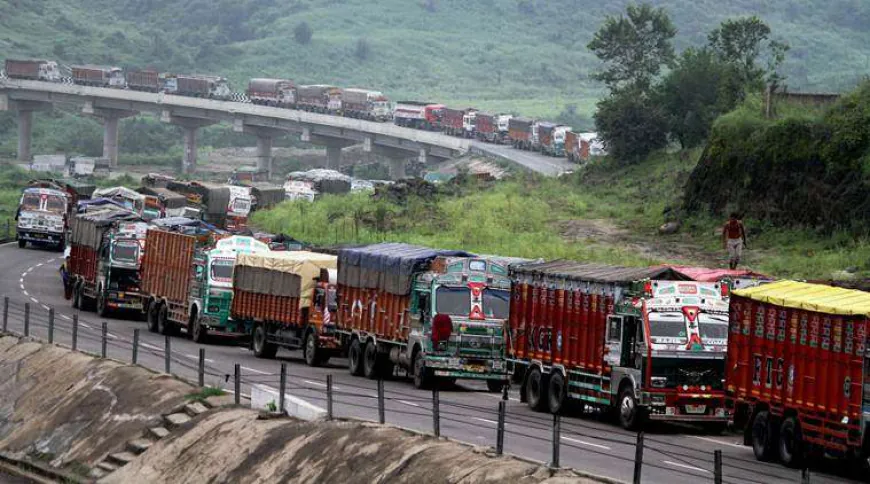 See what Gadkari told Omar on restoration of Srinagar-Jammu highway & clearing apple-laden trucks